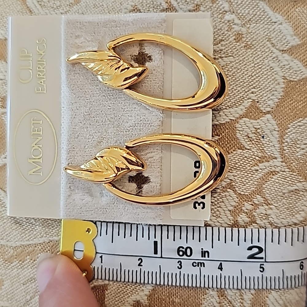 Monet Vintage Gold Tone Leaf Motif Oval Teardrop Clip On Earrings - Picture 6 of 7